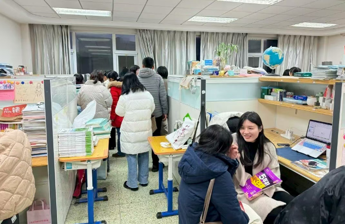 家校同心  师生同行 ——北京十二中高二年级召开期中家长会